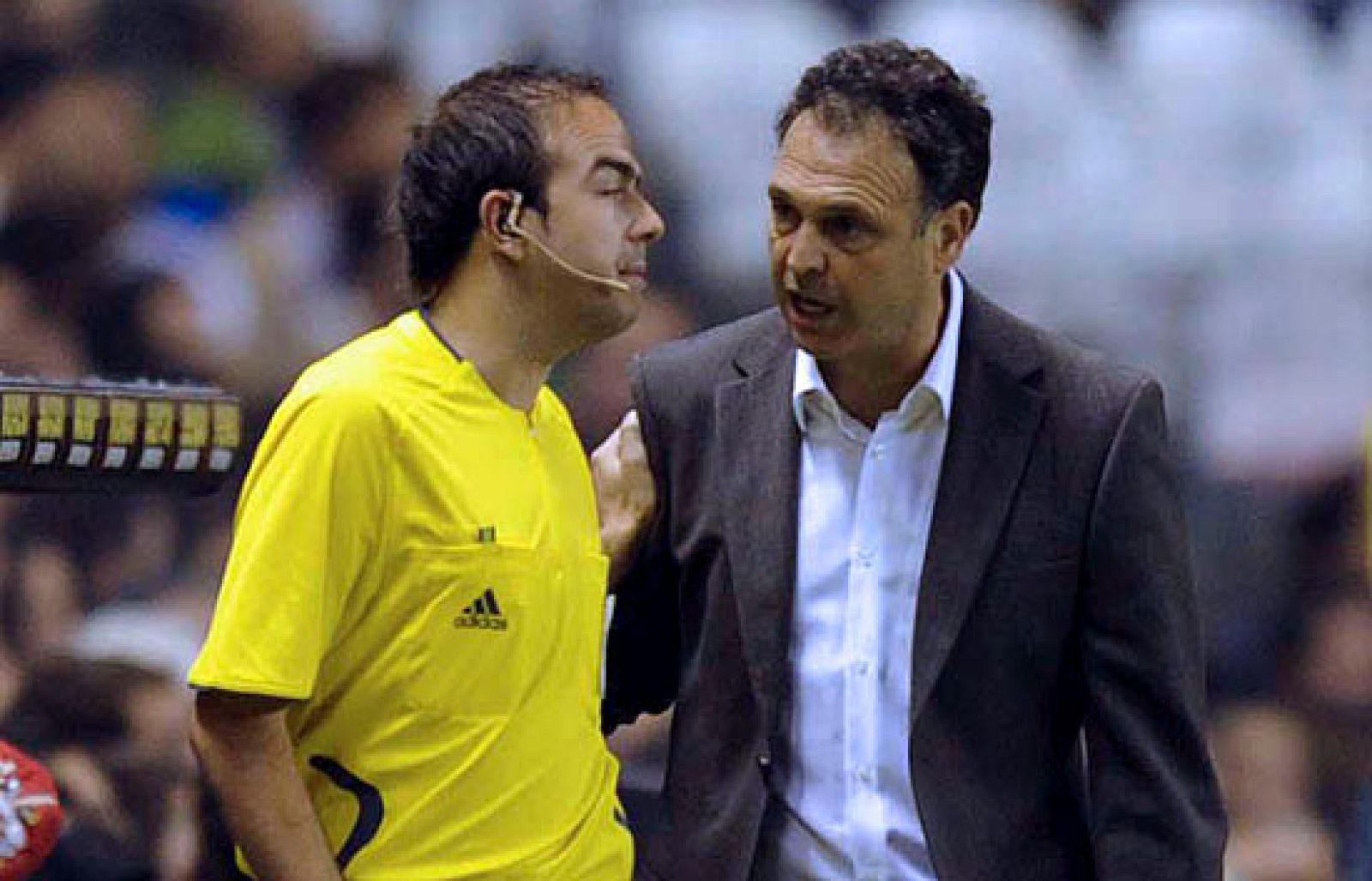 Aunque no lo mencione expresamente, Joaquín Caparrón parece que alude al entrenador del Real Madrid, Bernd Schuster, cuando dice aquello de: "Qué difícil es saber ganar"