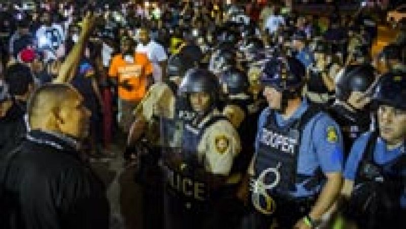 Decenas de detenidos en la segunda jornada de protestas por el aniversario de la muerte de Michael Brown