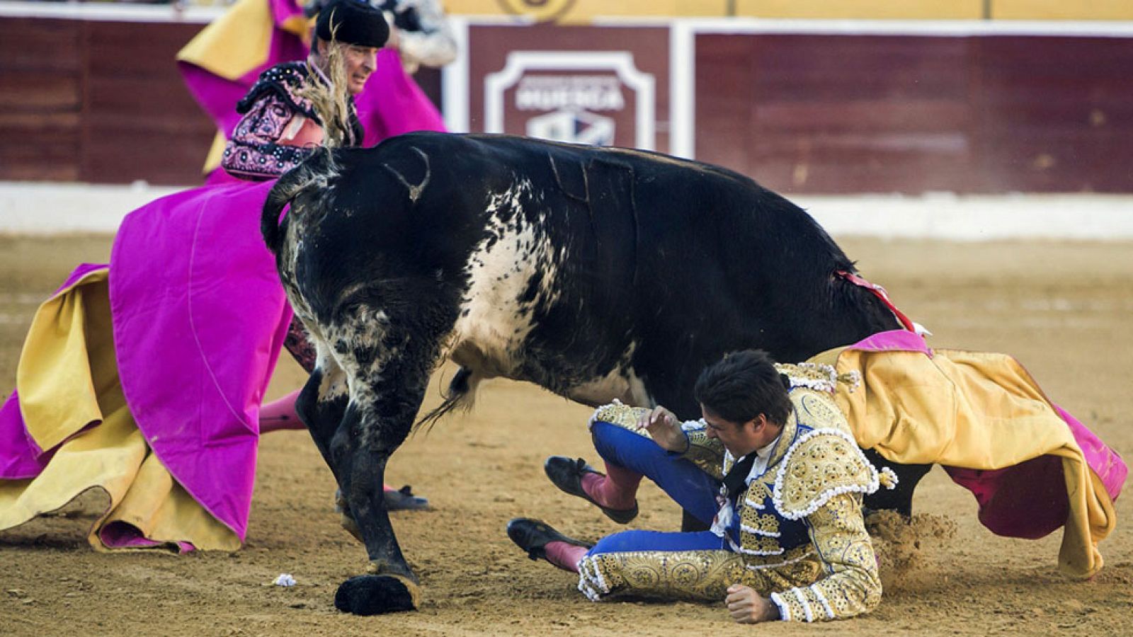 La Mañana - Fran Rivera sufre una cornada de 25 cms en la Plaza de Toros de Huesca