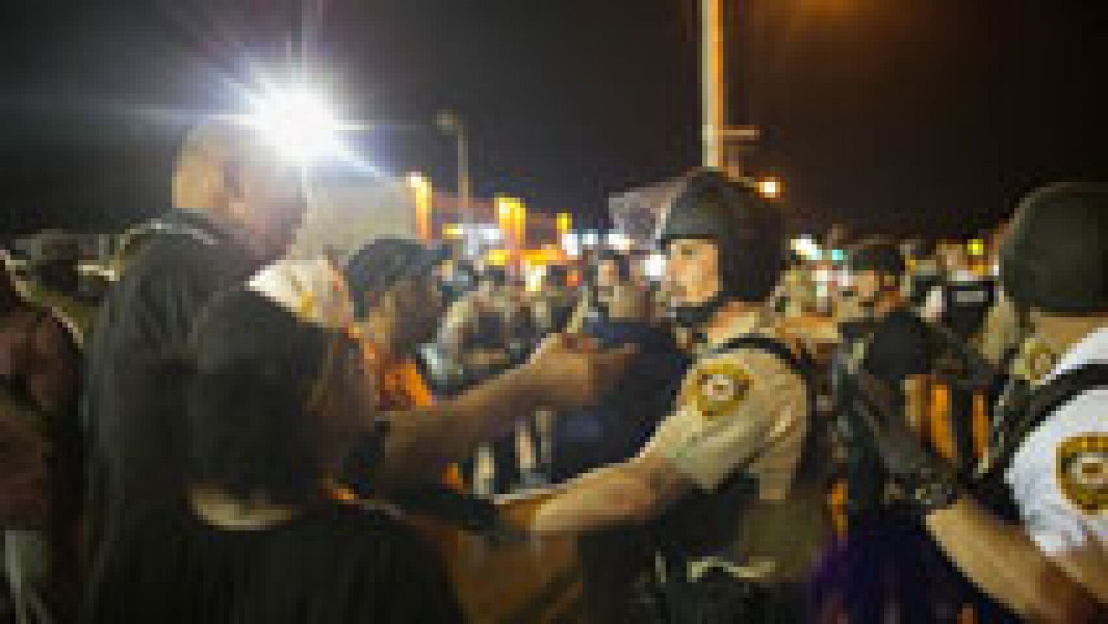 Telediario 1: Decenas de detenidos en una nueva noche de protestas en Ferguson  | RTVE Play
