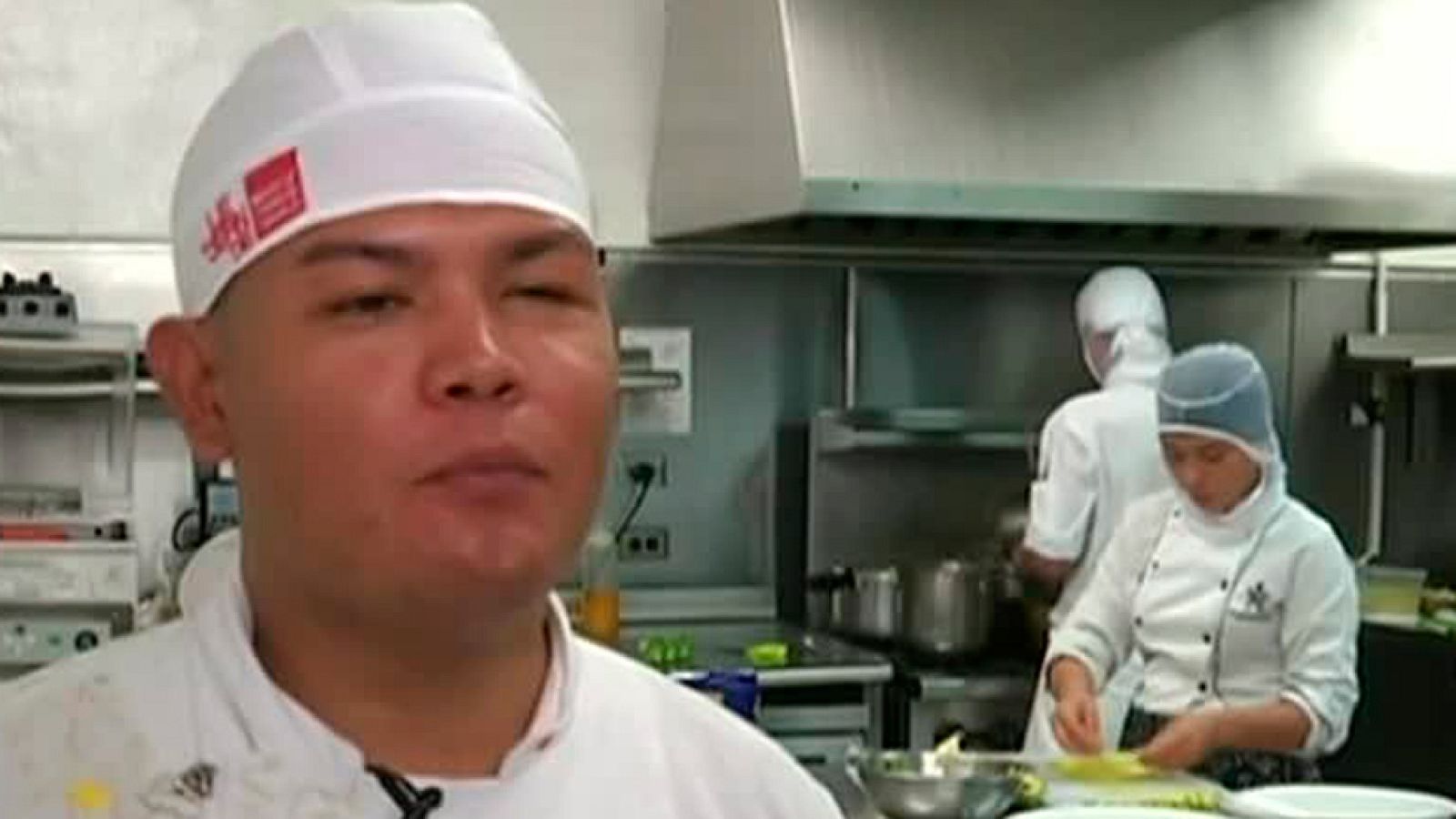 Exguerrilleros y exparamilitares colombianos cocinan juntos ¿por la paz¿