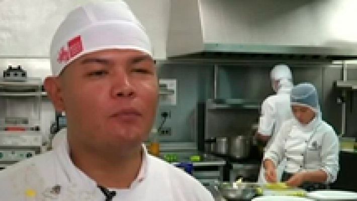 Exguerrilleros y exparamilitares colombianos cocinan juntos 