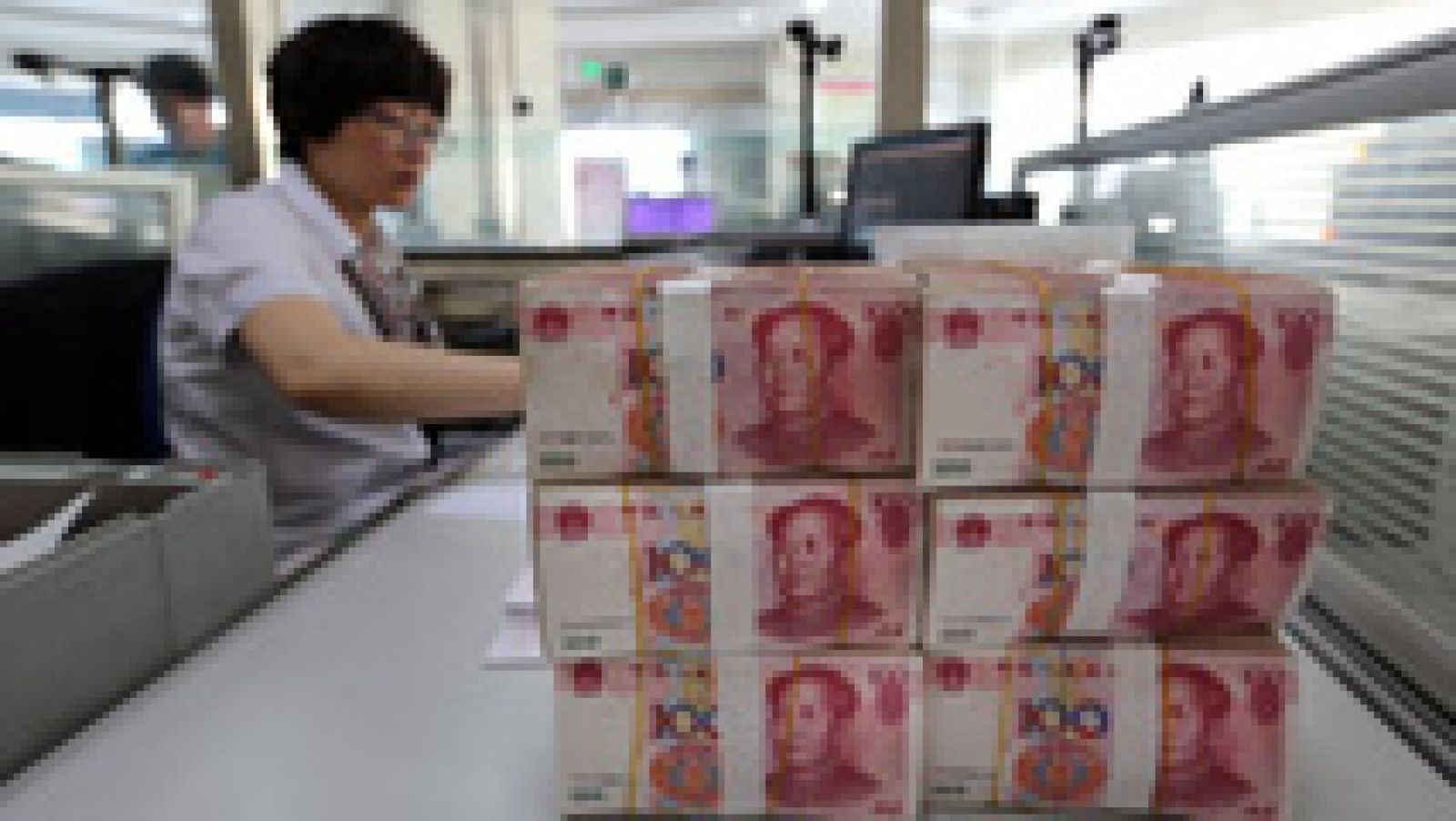 Telediario 1: China devalúa el yuan un 1,86% frente al dólar, la mayor devaluación de su divisa en veinte años | RTVE Play