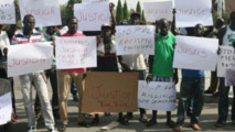 Un centenar de senegaleses protestan sin altercados en Salou por la muerte de su compatriota 