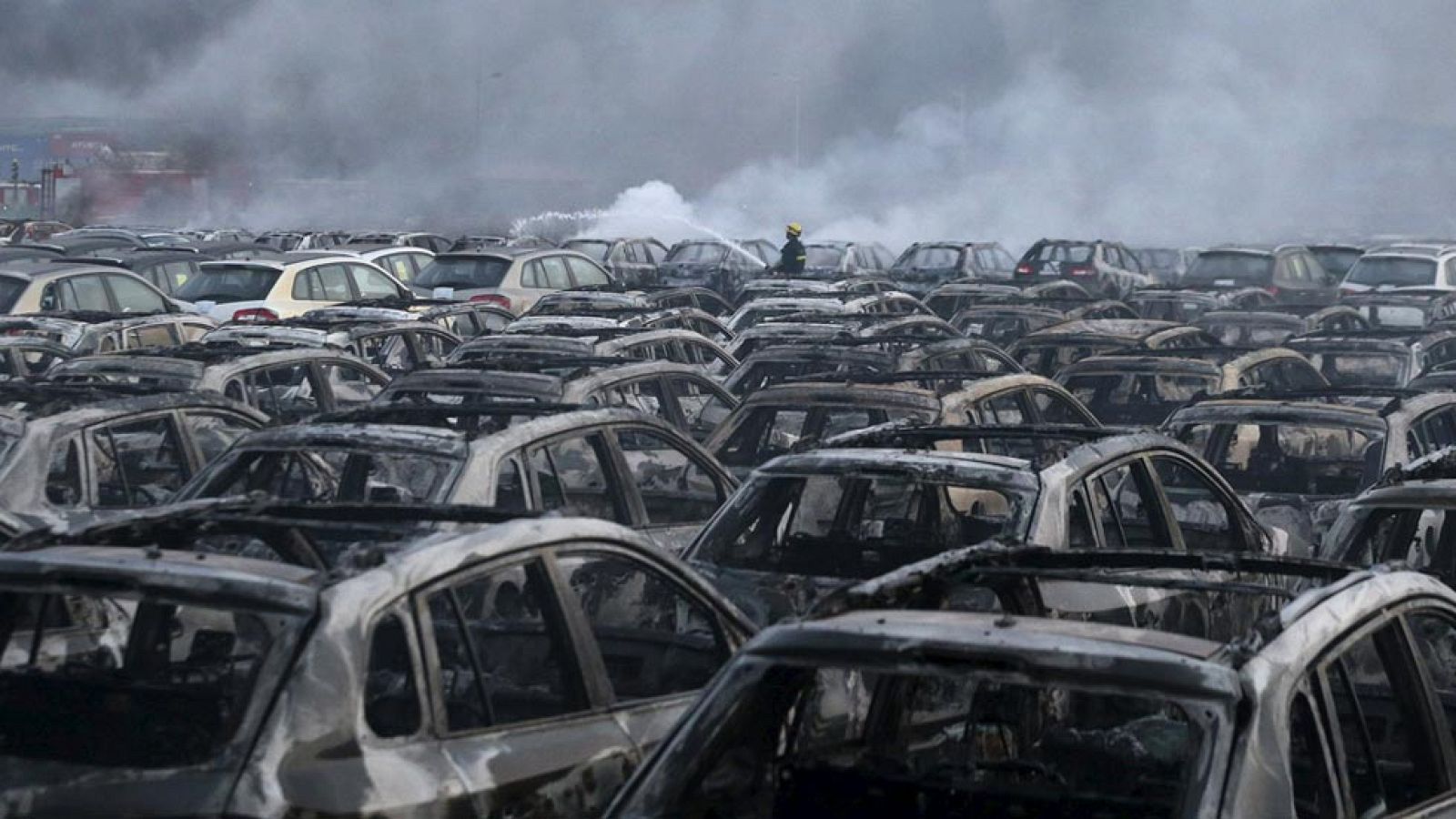 Al menos 44 muertos y casi 40 desaparecidos en una explosión en la ciudad china de Tianjin