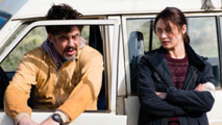 Benicio del Toro y Olga Kurylenko en 'Un día perfecto'