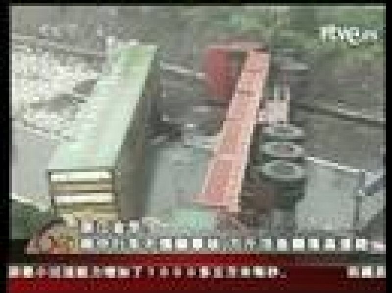 19 toneladas de peces cortan una carretera en China