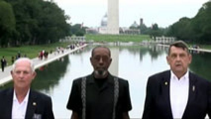 Los tres marines que retiraron la bandera norteamericana de la embajada cubana en 1961 vuelven a la isla para izarla 