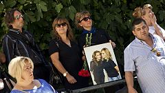 Emotivo homenaje de despedida de familiares y amigos a Marina y Laura