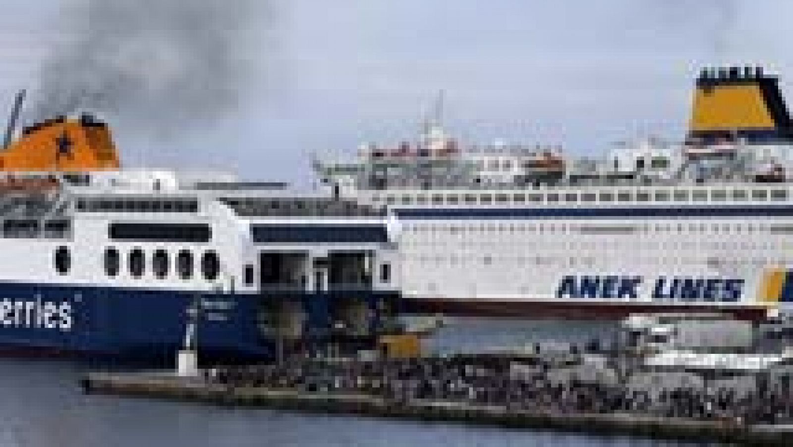 Un ferry servirá como centro de acogida temporal en la desbodada isla griega de Kos
