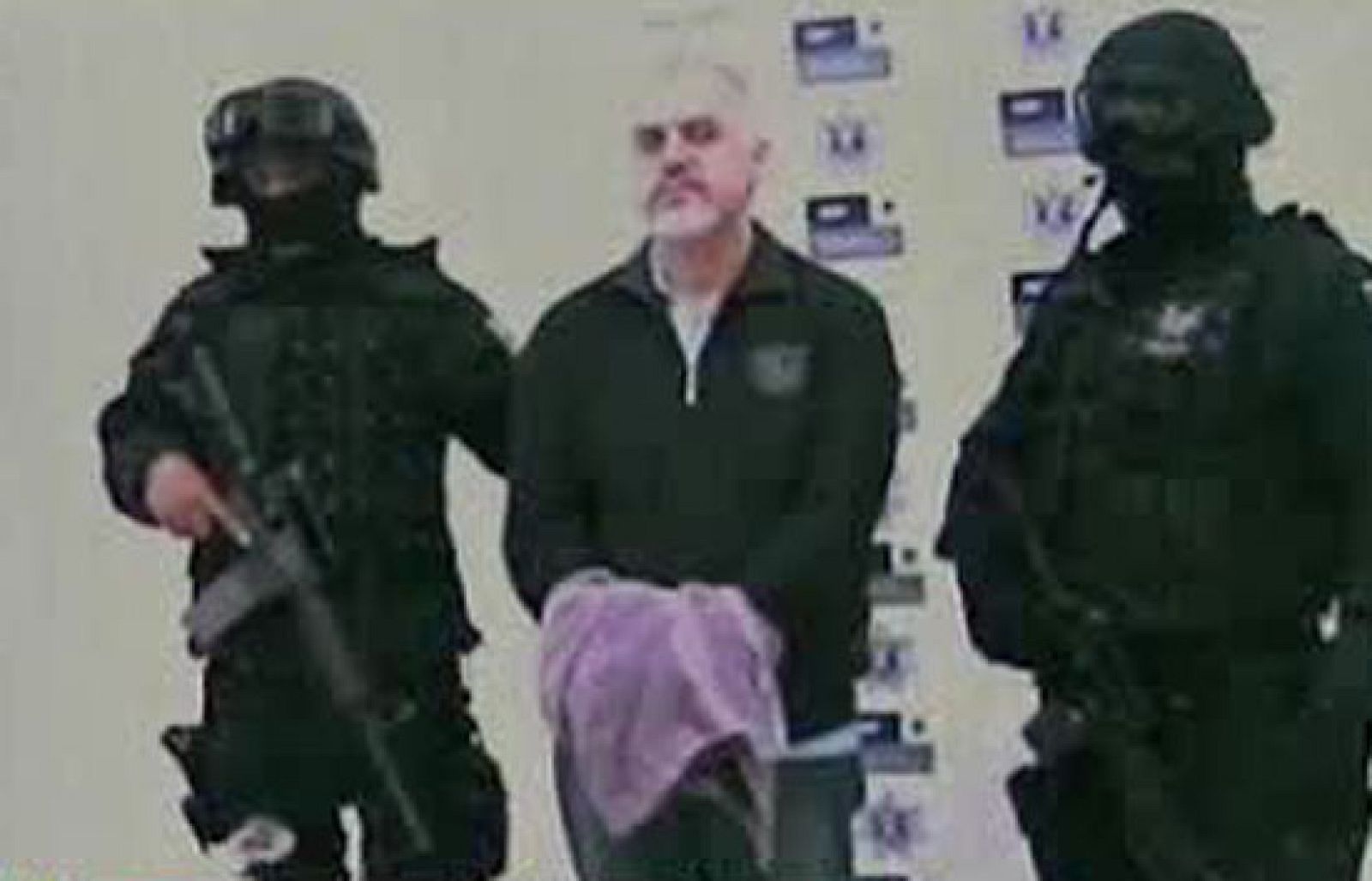  En México, las fuerzas especiales de la policía y el ejército han logrado capturar en Tijuana a uno de los narcotraficantes más buscados por la Interpol, Eduardo Arellano Félix.A tiros concluía la operación para detener a este histórico líder del cártel de los hermanos Arellano, por el que EE.UU. ofrecía 5 millones de dólares de recompensa. 