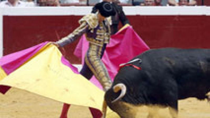 Morante de la Puebla lleva a Illumbe el toreo clásico, pero sin conseguir oreja