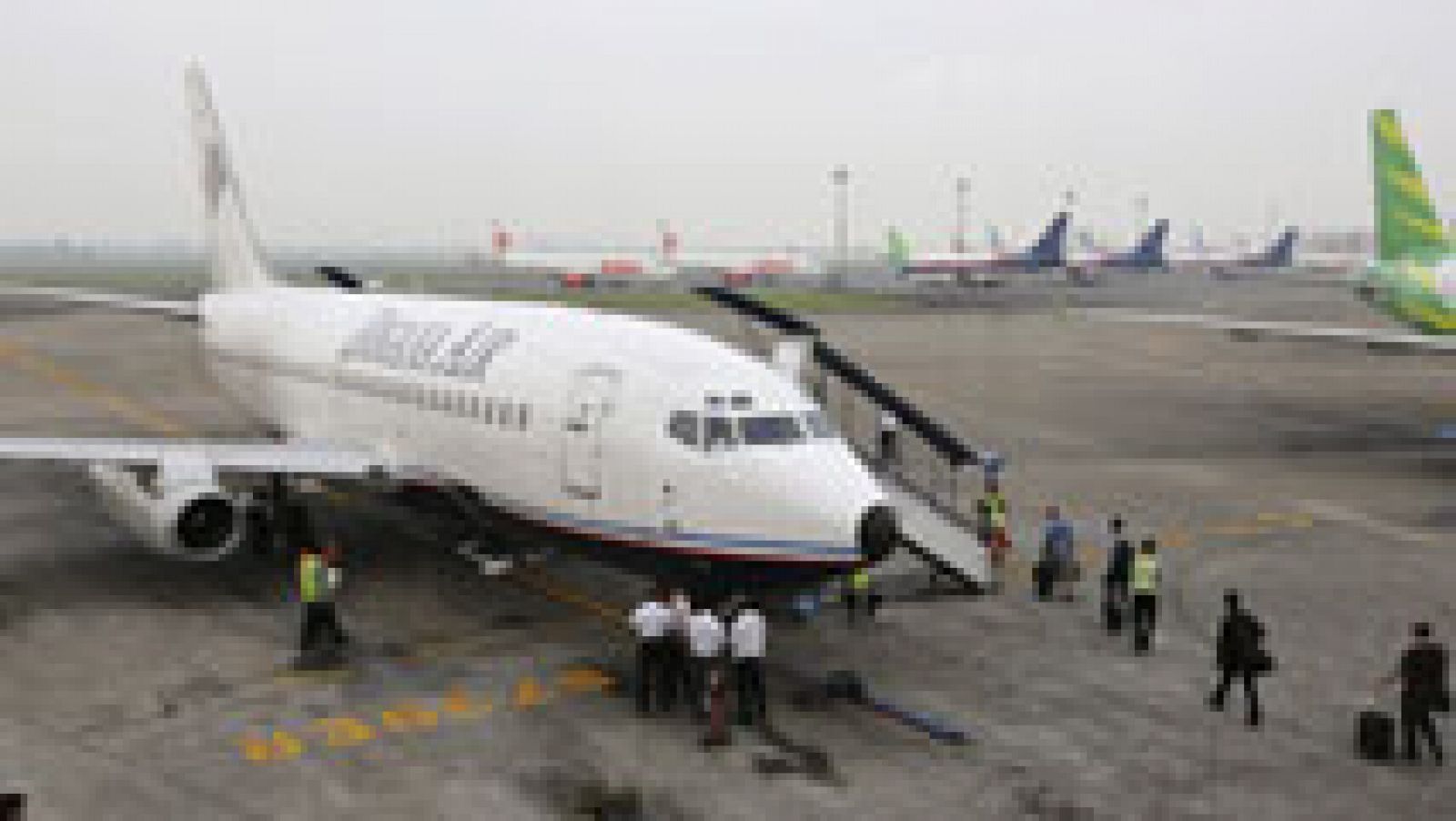 Telediario 1: Un avión comercial con 54 personas a bordo ha desaparecido en Indonesia | RTVE Play