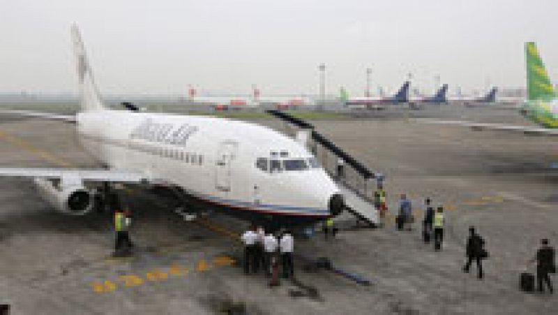 Un avión comercial con 54 personas a bordo ha desaparecido en Indonesia