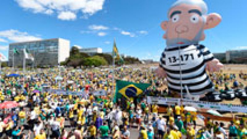 Miles de personas piden en Brasil la destitución de Dilma Rousseff  