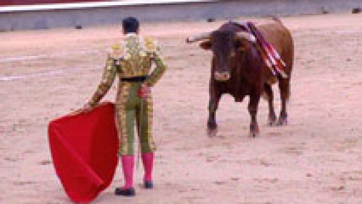 El torero Saúl Jiménez Fortes sufre una cornada en el cuello en la plaza de Vitigudino, en Salamanca