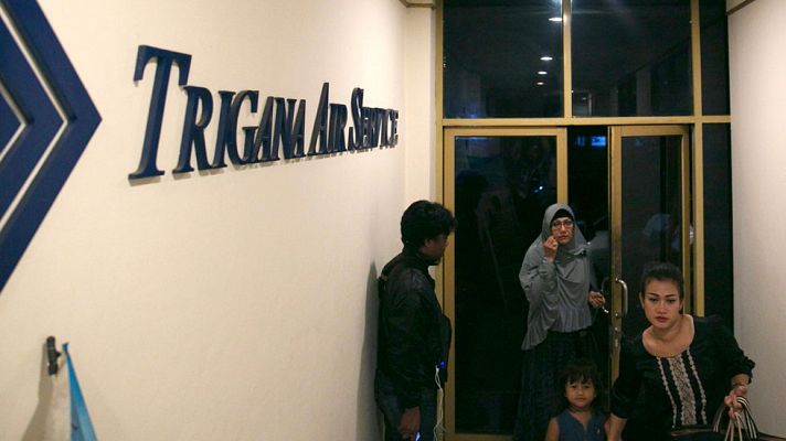 Telediario 1 - Localizado el avión indonesio desaparecido con 54 personas a bordo