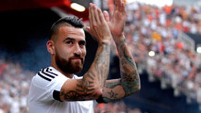 Nicolás Otamendi deja el Valencia y se marcha al Manchester City, desde donde hará el camino inverso Mangala, cedido al club ché.