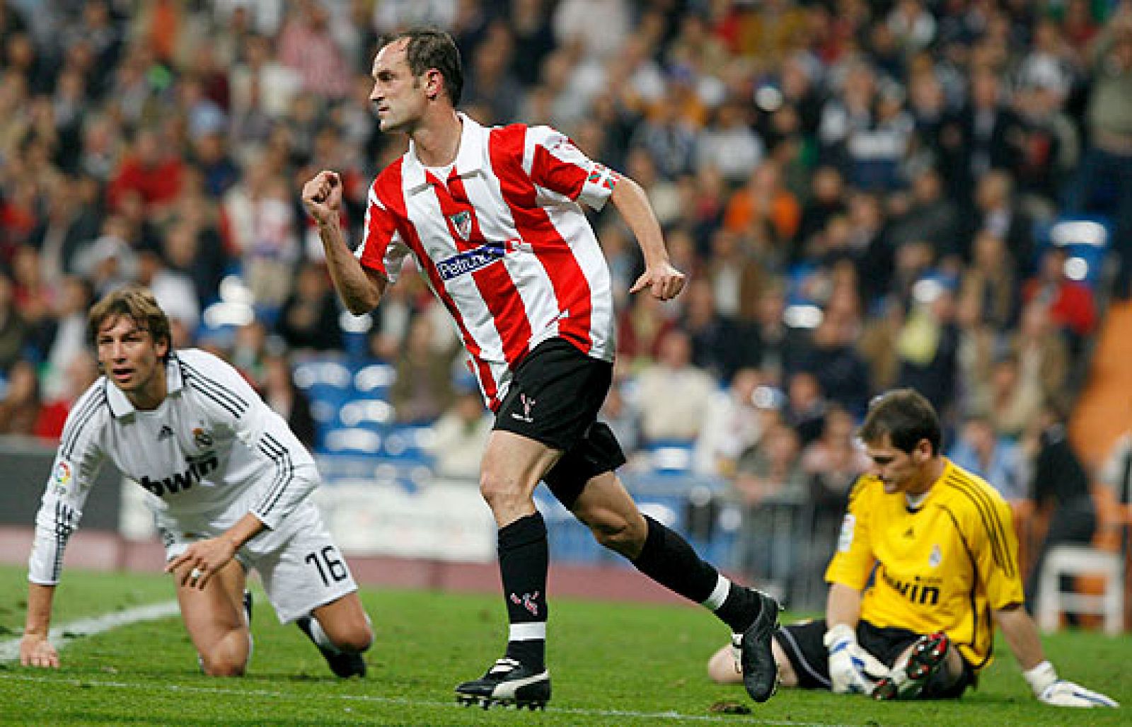 El Extremo derecho del Athletic de Bilbao, Joseba Etxeberria, piensa que el árbitro "no trató" a los dos equipos por "igual".