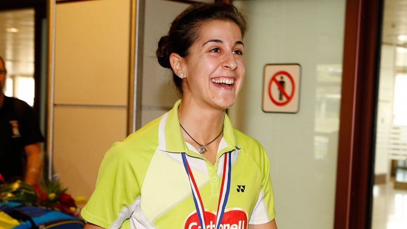 La doble campeona del mundo de badminton, Carolina Marín, ha regresado a España "muy contenta" por su éxito en Yakarta. "Ha sido un año muy complicado, he superado una lesión y he estado a punto de no ir al Mundial, pero he venido con el oro", ha exp