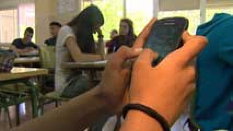 Un tercio de los jóvenes españoles de entre 18 y 24 años  se considera adicto al móvil