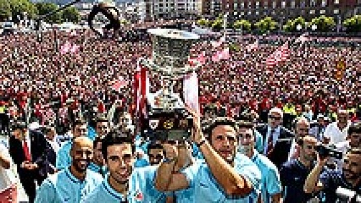 Una marea rojiblanca de 50.000 personas homenajea al campeón de la Supercopa