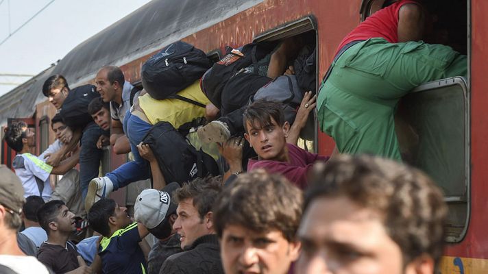 Informativo 24h - Miles de refugiados esperan un tren hacia Europa en la frontera entre Grecia y Macedonia