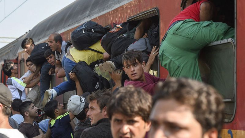 Miles de refugiados esperan un tren hacia Europa en la frontera entre Grecia y Macedonia