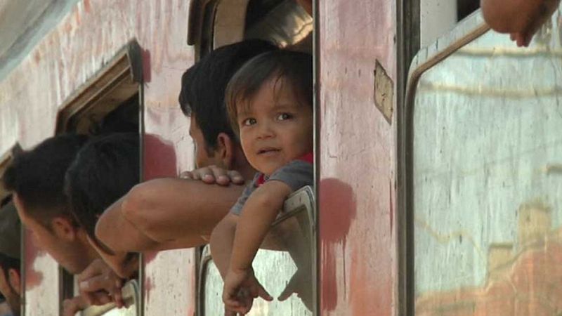 Miles de refugiados esperan un tren hacia el norte de Europa en la frontera entre Grecia y Macedonia