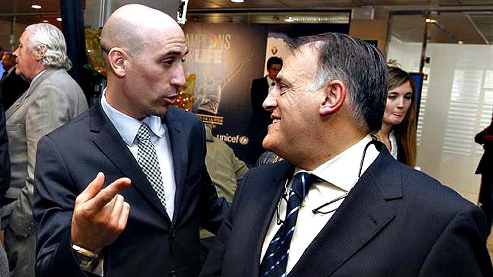 La junta directiva de la RFEF, con el beneplácito de la Liga de Fútbol Profesional, ha aceptado la propuesta de la Asociación de Futbolistas Españoles (AFE) para que la jornada 17 de Primera división se dispute el miércoles 30 de diciembre y el campe