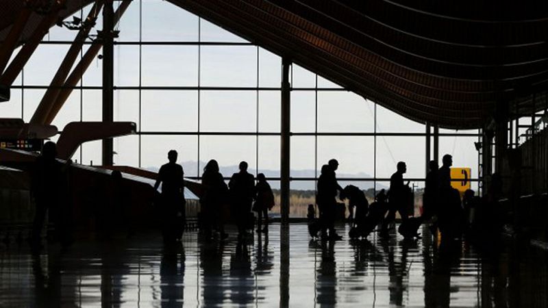 Hacienda insta a los altos cargos públicos que viajen en clase turista y transporte público