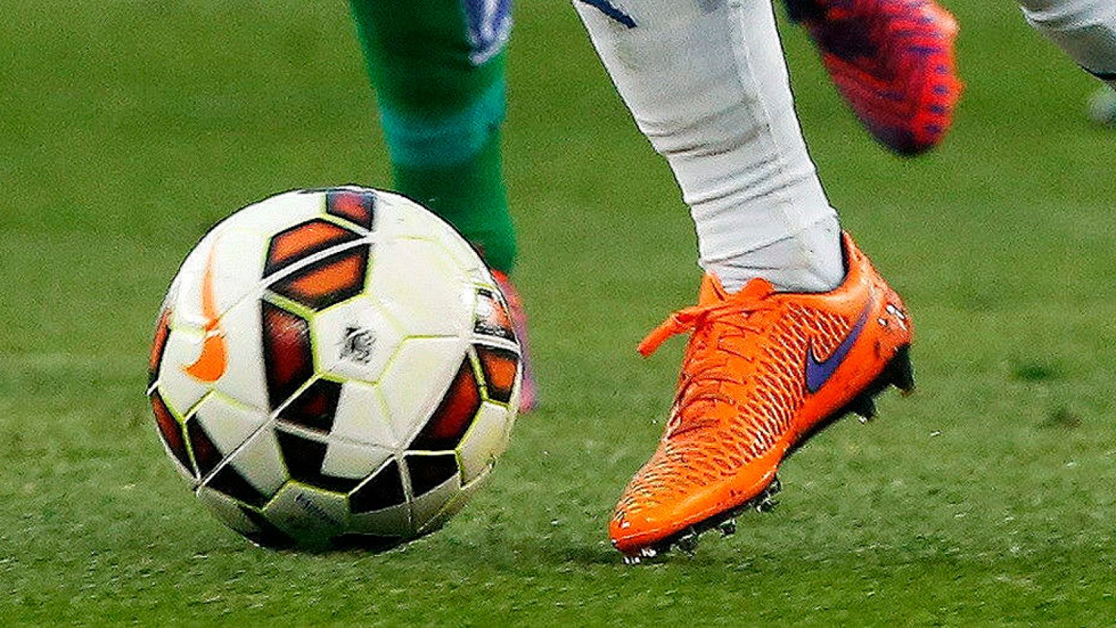 El tema del día en el fútbol sigue siendo el acuerdo que aprobó  la Junta Directiva de la Federación Española previa consulta a la LFP y la AFE para que haya fútbol en Navidad en nuestro país. Será la 17ª jornada y sus partidos se jugarán los días 30