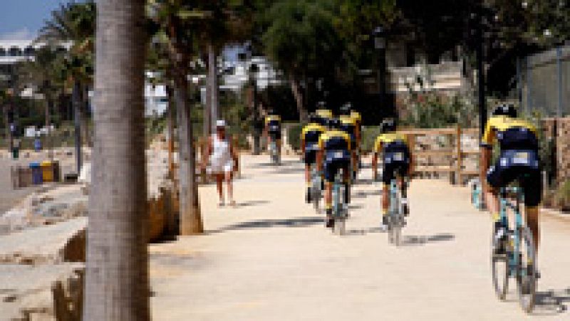 La Unión Ciclista Internacional (UCI) ha tomado la decisión de anular los tiempos para la clasificación general individual en la crono inicial de mañana entre Puerto Banús y Marbella por lo "peligroso" del recorrido, que incluye 4 de sus 7 kilómetros