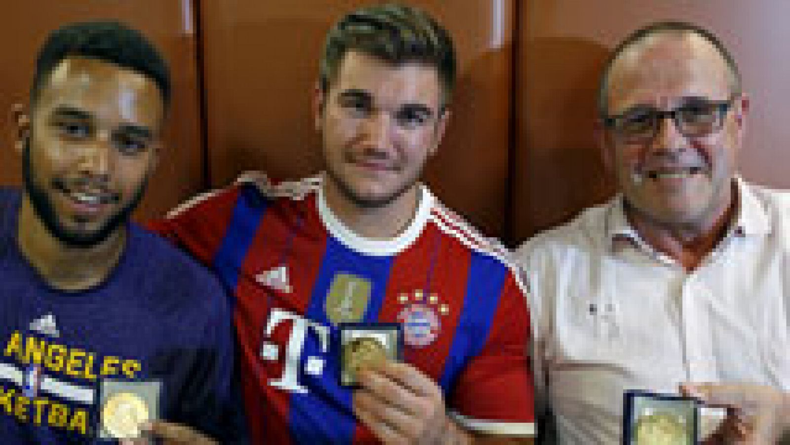 El Ministro del Interior francés felicita a los cuatro pasajeros que redujeron al sospechoso