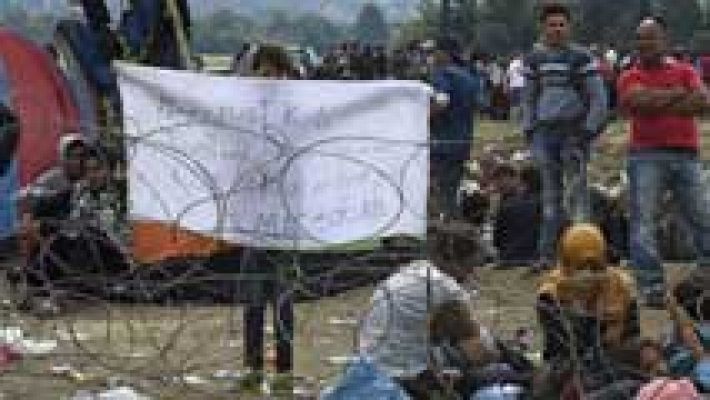 Telediario 1 - Cerca de 3.000 refugiados esperan en condiciones infrahumanas cruzar a Macedonia