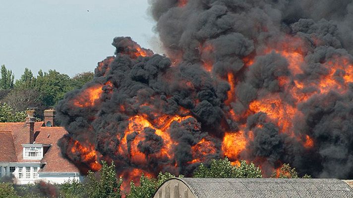 Informativo 24h - Un avión se estrella al sur de Inglaterra durante una exhibición y deja siete muertos