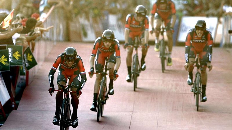 El equipo BMC, campeón mundial de la especialidad, se ha proclamado vencedor de la contrarreloj inaugural de la Vuelta a España disputada entre Puerto Banús y Marbella con un recorrido de 7,4 kilómetros, en la que el primer maillot rojo "simbólico" s