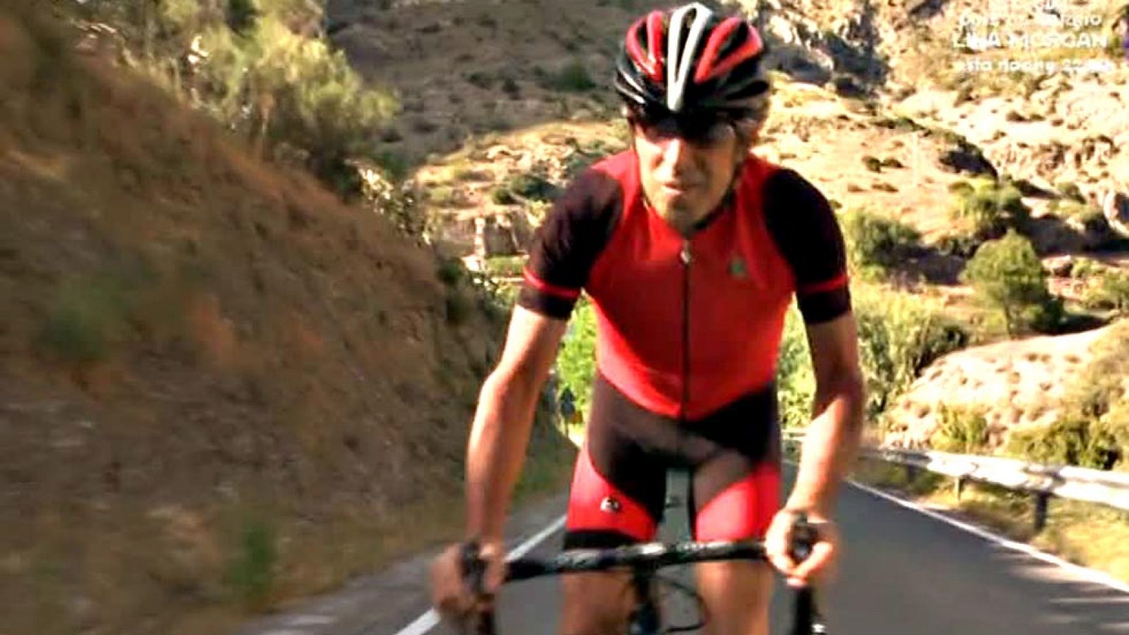 El exciclista y comentarista de TVE, Pedro Delgado, asciende el inédito final de etapa de la Etapa 2, con final en el Caminito del Rey (Málaga).