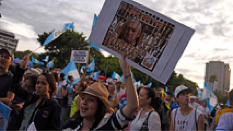Los guatemaltecos protestan contra la corrupción y por la dimisión de su presidente
