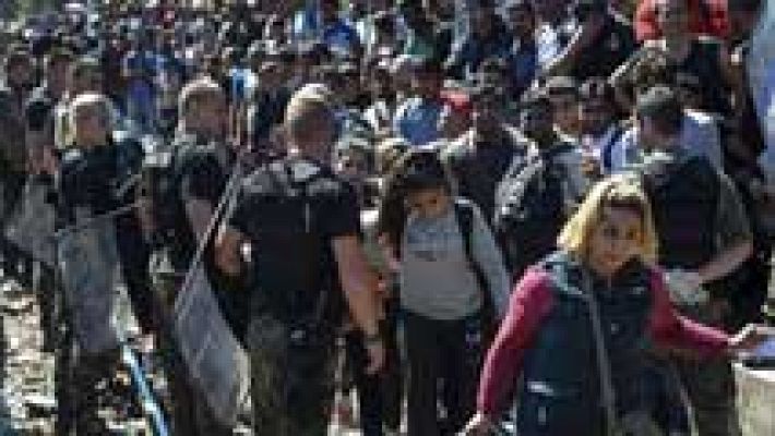 Telediario 1 - Cerca de 8.000 inmigrantes pasan de Grecia a Macedonia en las últimas 24 horas