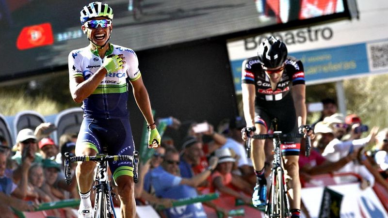 El colombiano Esteban Chaves, del equipo Orica, es el primer líder oficial de la Vuelta a España al imponerse en la segunda etapa disputada entre Alhaurín de la Torre y Caminito del Rey, de 158,7 kilómetros. Chaves se impuso por delante del holandés