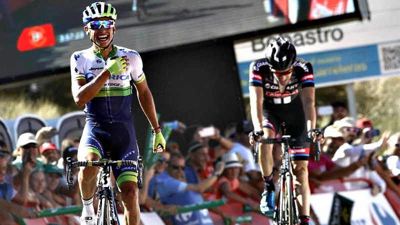El colombiano Esteban Chaves, del equipo Orica, es el primer líder oficial de la Vuelta a España al imponerse en la segunda etapa disputada entre Alhaurín de la Torre y Caminito del Rey, de 158,7 kilómetros. Chaves se impuso por delante del holandés 