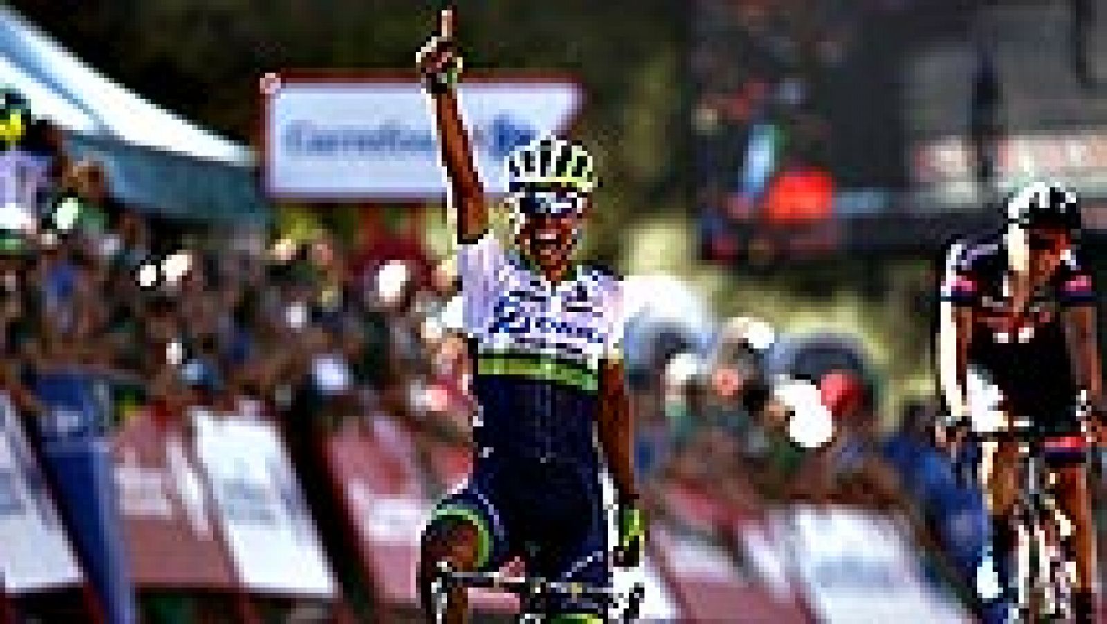 El colombiano Esteban Chaves (Orica) se enfundó con todos los honores el primer maillot rojo "auténtico" de la Vuelta tras conquistar la inédita meta de Caminito del Rey, donde los favoritos cruzaron los primeros golpes.