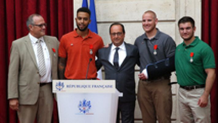 Hollande condecora con la legión de honor a los héroes del tren Thalys