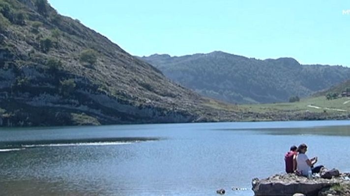 España Directo - Largas colas para acceder a los Lagos de Covadonga