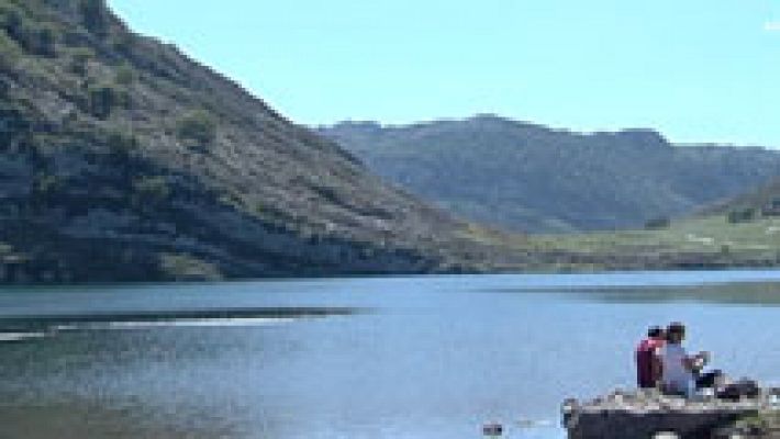 Largas colas para acceder a los Lagos de Covadonga 