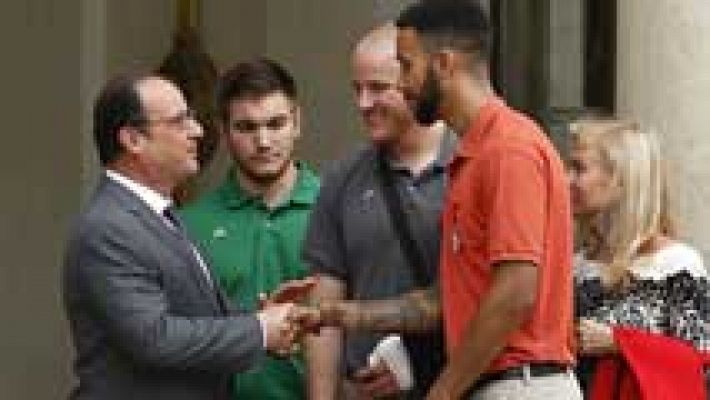 Telediario 1 - Francia concede la Legión de Honor a los héroes que impidieron la masacre en el tren Thalys