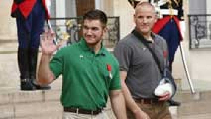 Telediario 1 - EE.UU. reconoce el valor de los pasajeros que redujeron a un hombre armado en el tren Ámsterdam-París