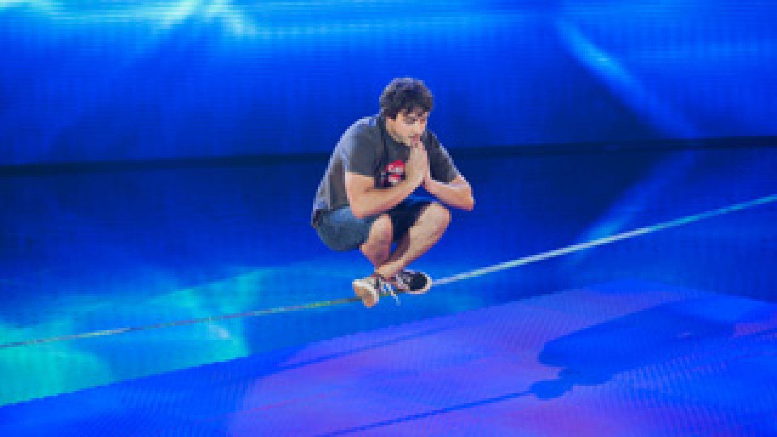 Insuperables: Diego Arias sobrevuela el plató con sus acrobacias | RTVE Play