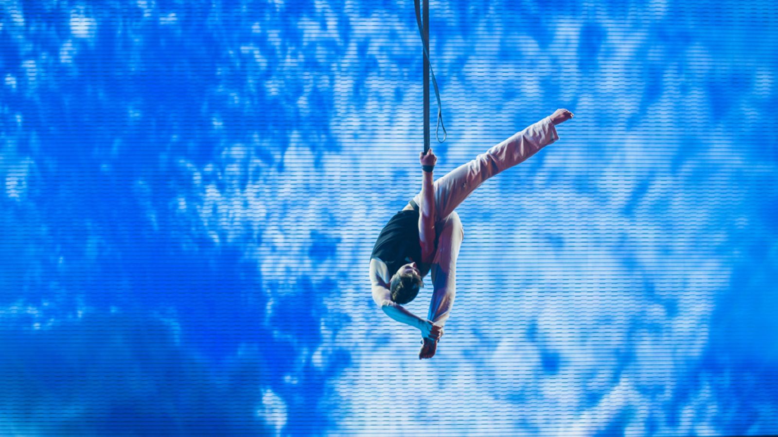 Insuperables - Diego Arias sobrevuela el plató con sus acrobacias